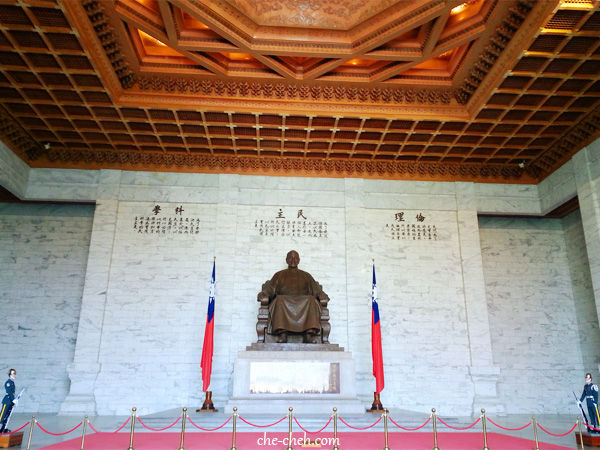 Bronze Statue of Chiang Kai-Shek & Its Guards @ Chiang Kai-Shek Memorial Hall, Taipei